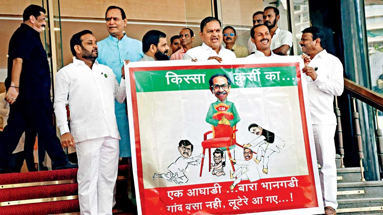 બેનર સાથે એકનાથ શિંદેની શિવસેનાના નેતાઓ