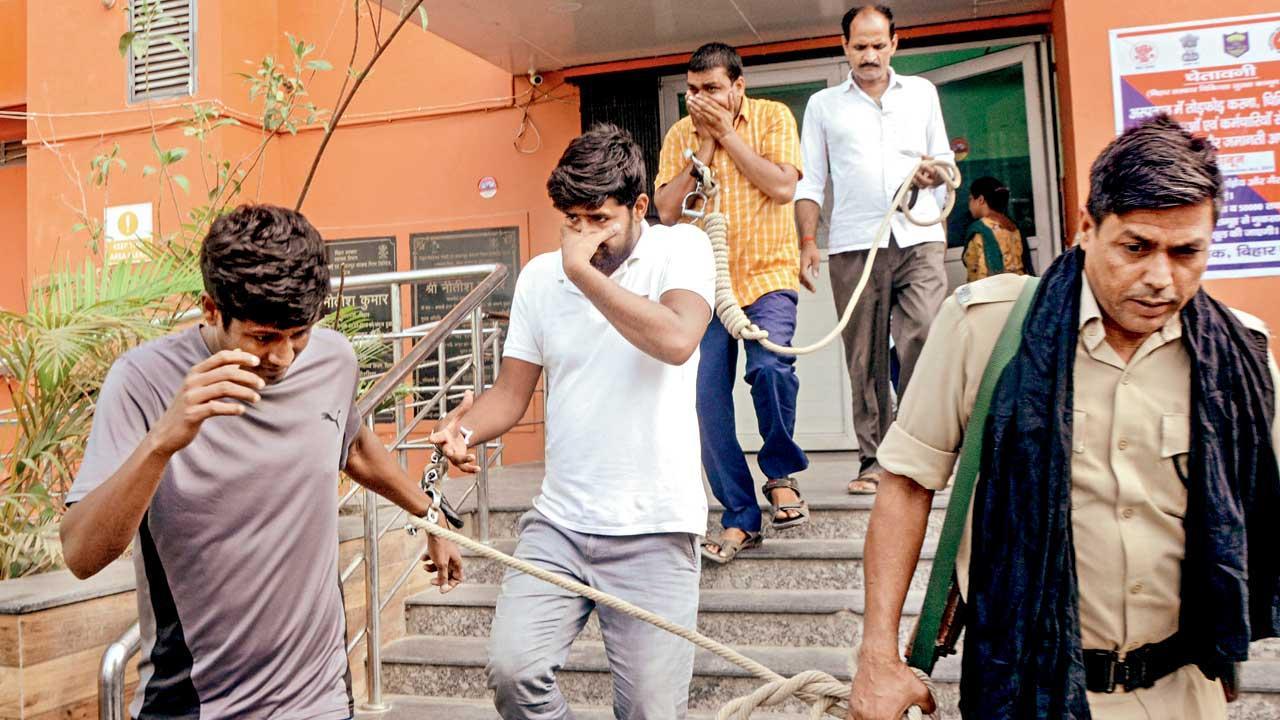 ગઈ કાલે પટનામાં પેપર લીકના આરોપીઓને લઈ જતી પોલીસ.