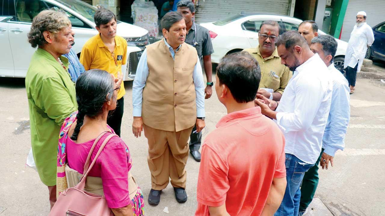 સરલાબહેન અને પ્રકાશ ગાંધી તેમ જ મ્હાડાના કૉન્ટ્રૅક્ટર સાથે ગઈ કાલે ચર્ચા કરી રહેલા મંગલ પ્રભાત લોઢા.