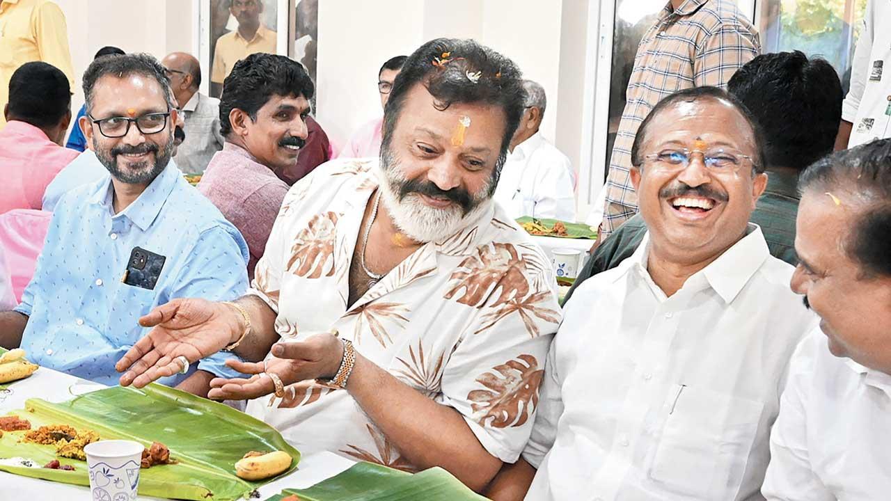 કેરલાના તિરુવનંતપુરમમાં ગઈ કાલે ભારતીય જનતા પાર્ટી (BJP)એ રાખેલા લંચમાં પાર્ટીના સંસદસભ્ય અને કેન્દ્રમાં રાજ્યકક્ષાના પ્રધાન સુરેશ ગોપી કેરલા BJPના પ્રેસિડન્ટ કે. સુરેન્દ્રન અને પાર્ટીના નેતા વી. મુરલીધરન સાથે.