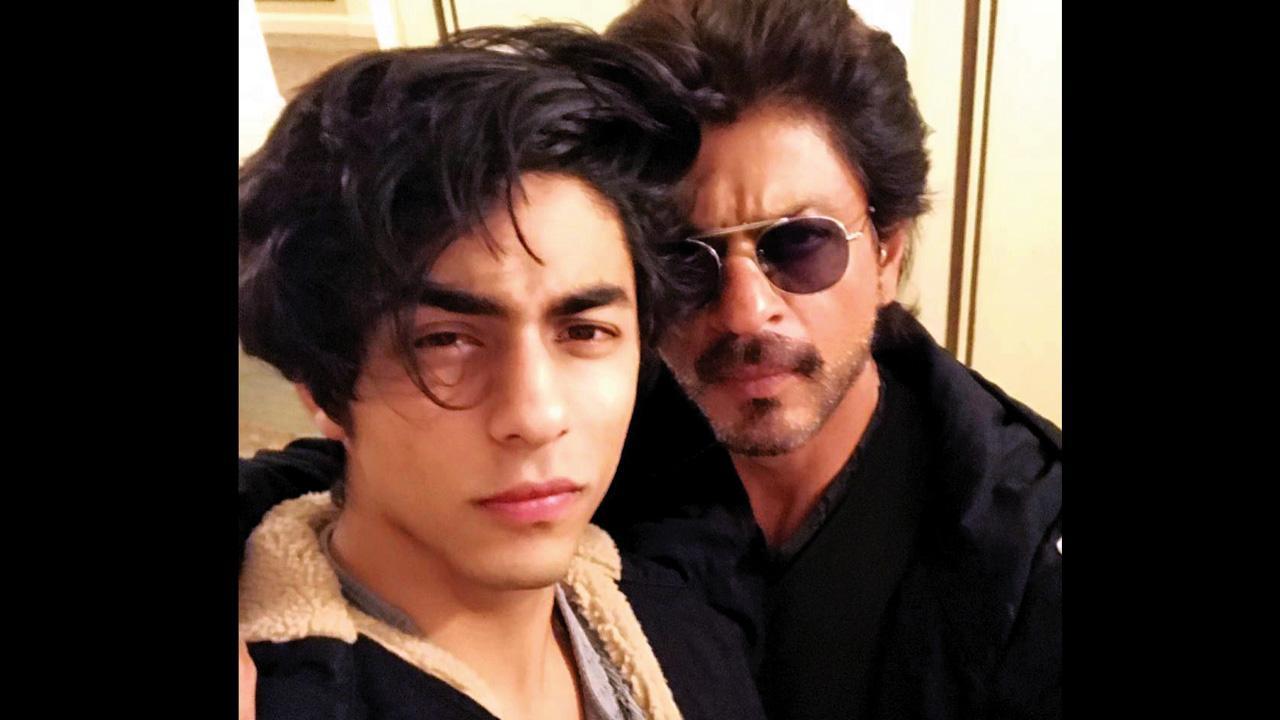 શાહરુખ ખાન દીકરા આર્યન સાથે