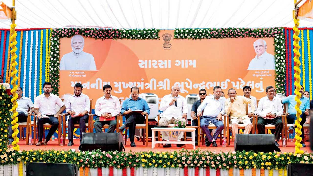 સારસા ગામમાં યોજાયેલા સંવાદ કાર્યક્રમમાં ગુજરાતના મુખ્ય પ્રધાન ભૂપેન્દ્ર પટેલ, સંસદસભ્ય સહિતના જિલ્લાના હોદ્દેદારો તથા ઉચ્ચ અધિકારીઓ ઉપસ્થિત રહ્યા હતા.