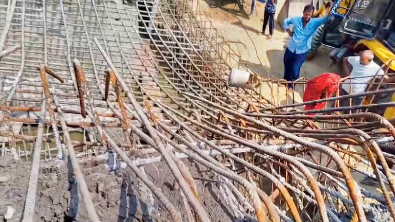 નિર્માણાધીન પુલ તૂટી પડ્યો
