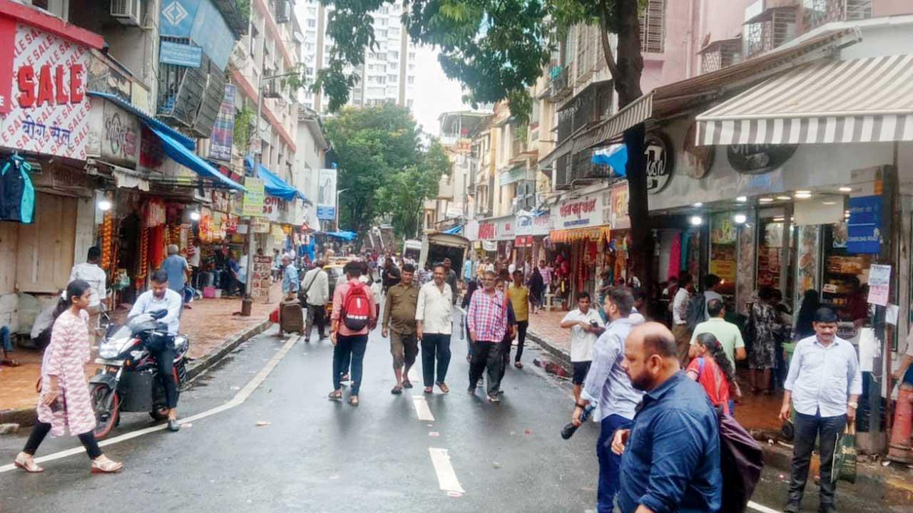 ગેરકાયદે ફેરિયાઓ અને ફુટપાથ પરનાં અતિક્રમણો દૂર કરવામાં આવતાં દાદરના રસ્તા ગઈ કાલે એકદમ ખુલ્લા જોવા મળ્યા હતા.