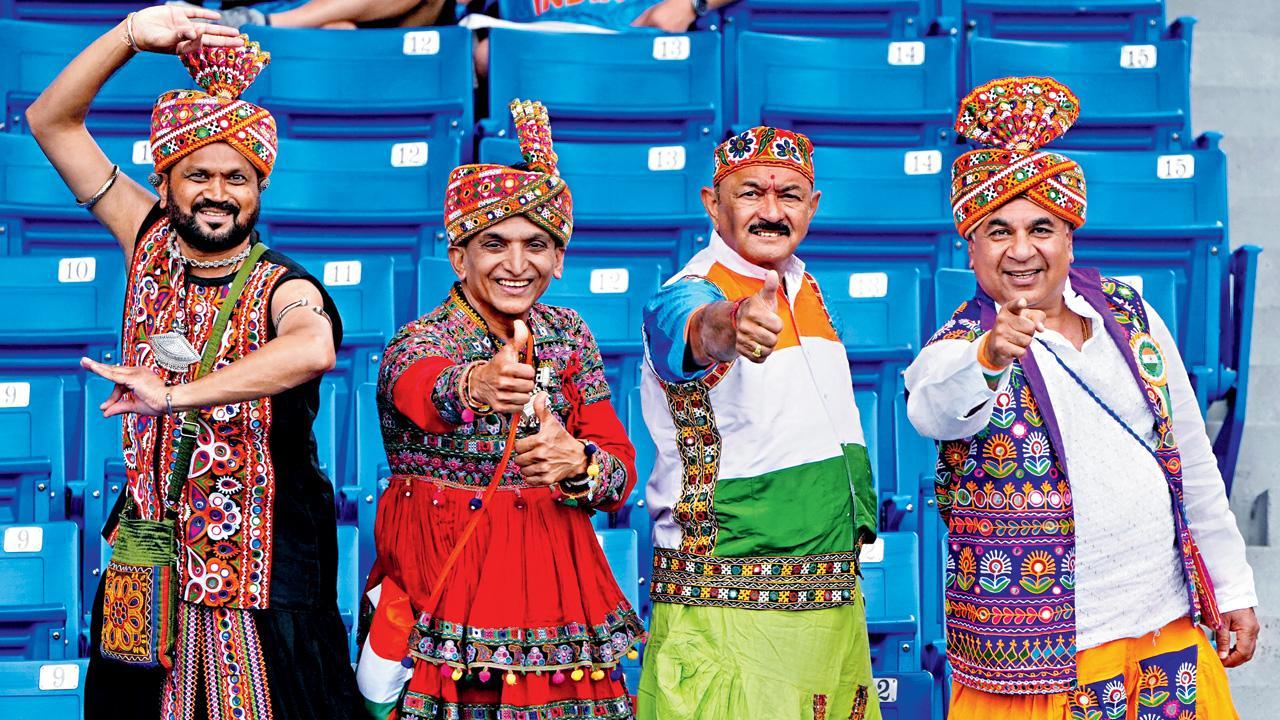 ગઈ કાલે ભારત-કૅનેડાની મૅચ જોવા ટ્રેડિશનલ ગુજરાતી પરિધાનમાં આવેલા દર્શકોનો ઉત્સાહ જોકે અકબંધ હતો