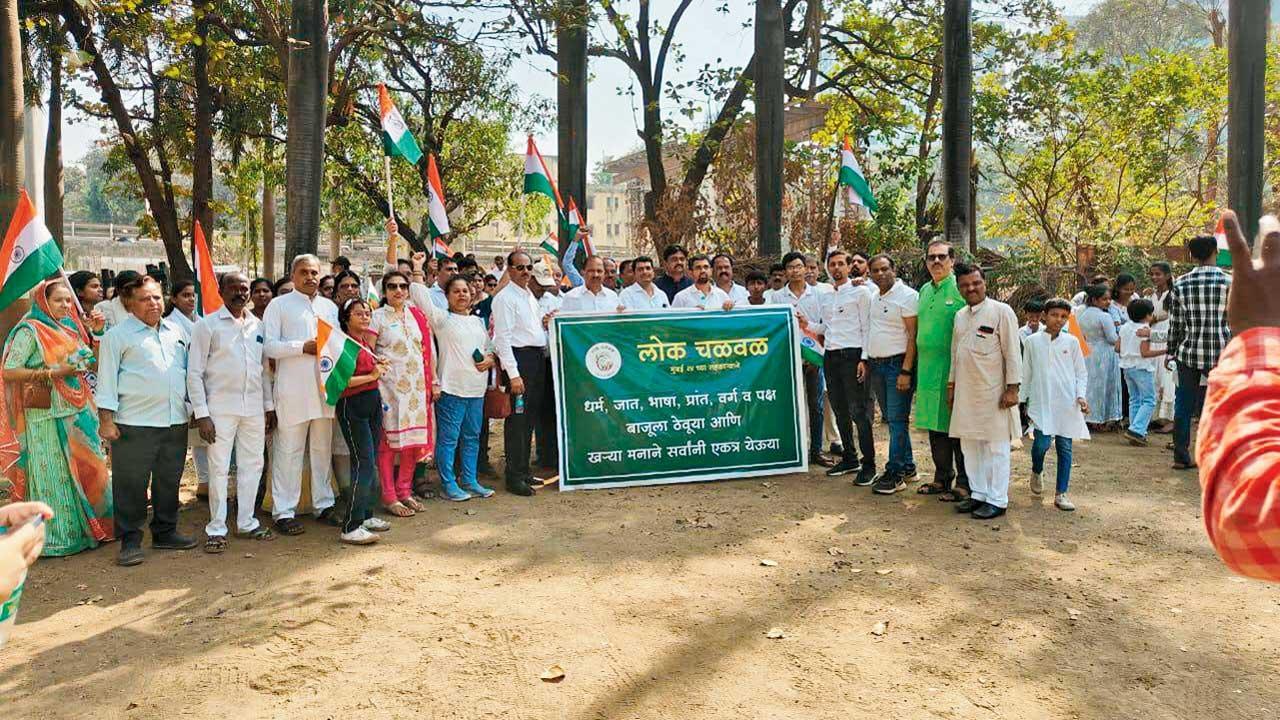 કુર્લા મિલ્ક ડેરીનો એરિયલ વ્યુ (નીચે) અને ૨૧ એકરમાં પથરાયેલી આ જગ્યાએ ધારાવીના રહેવાસીઓનું પુનર્વસન કરવાની યોજનાનો વિરોધ કરી રહેલા કુર્લાવાસીઓની ફાઇલ તસવીર.