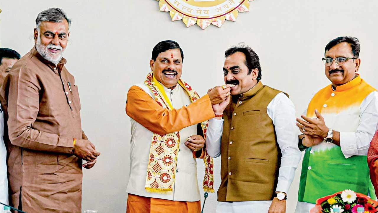 ગઈ કાલે મધ્ય પ્રદેશમાં ક્લીન સ્વીપની ઉજવણી કરતા મુખ્ય પ્રધાન મોહન યાદવ અને તેમના પ્રધાનમંડળના સાથીદારો.
