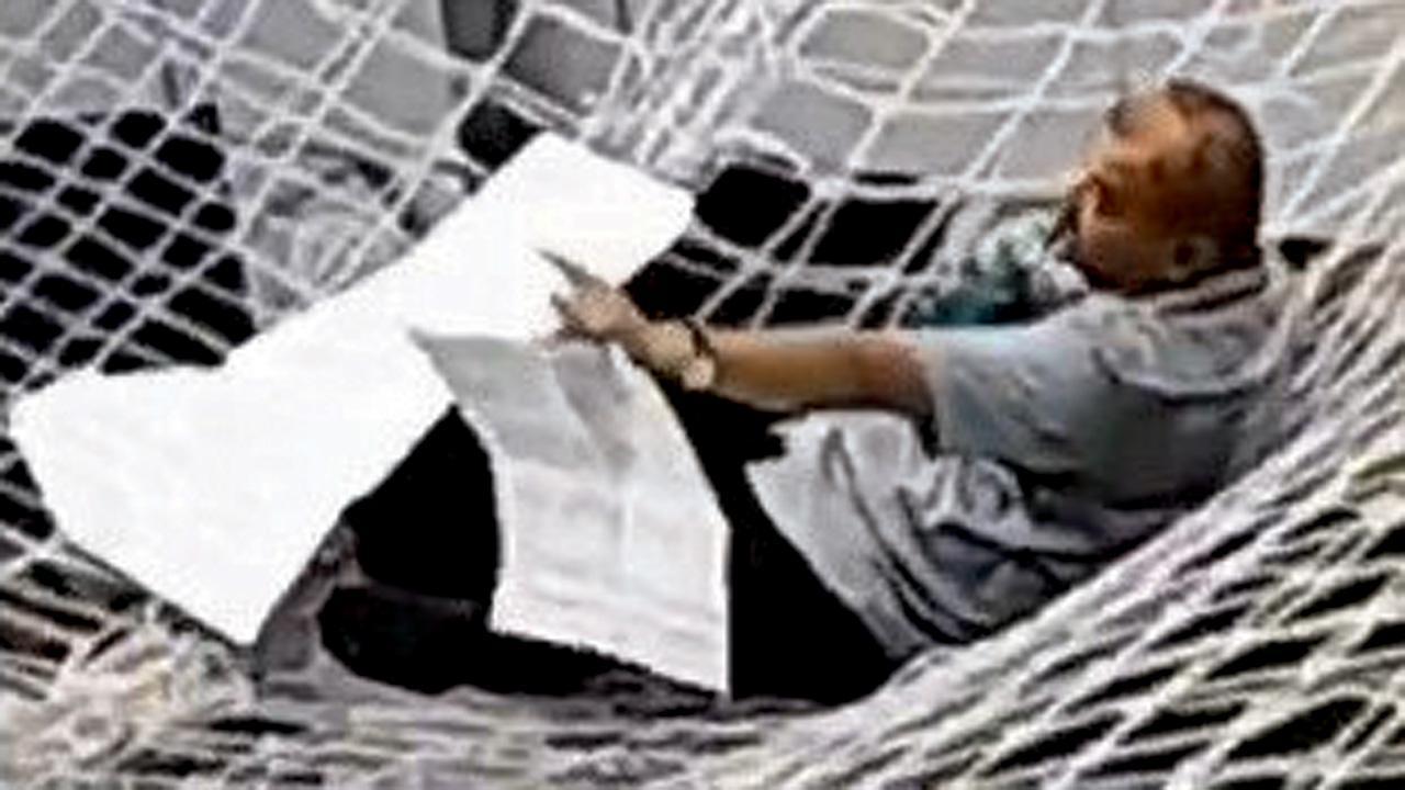 દીપક પાટીલ જમ્પ કર્યા બાદ અટવાઈ ગયો હતો