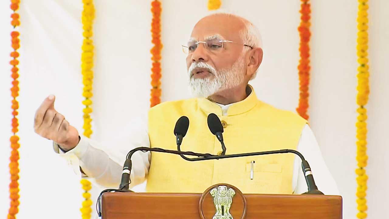 ગઈ કાલે પ્રાઇમ મિનિસ્ટર્સ ઑફિસના અધિકારીઓને સંબોધન કરતા વડા પ્રધાન નરેન્દ્ર મોદી.