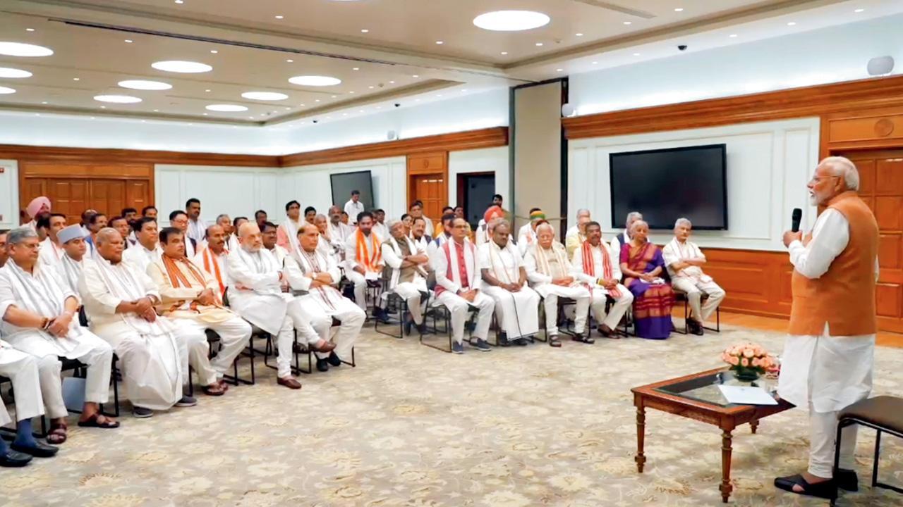 ગઈ કાલે સવારે વડા પ્રધાને નવી કૅબિનેટના સાથીઓ સાથે ‘ચાય પે ચર્ચા’ કરી હતી