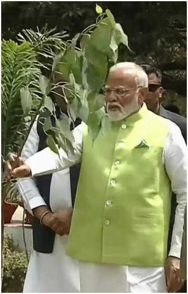 નરેન્દ્ર મોદીએ કર્યું વૃક્ષારોપણ
