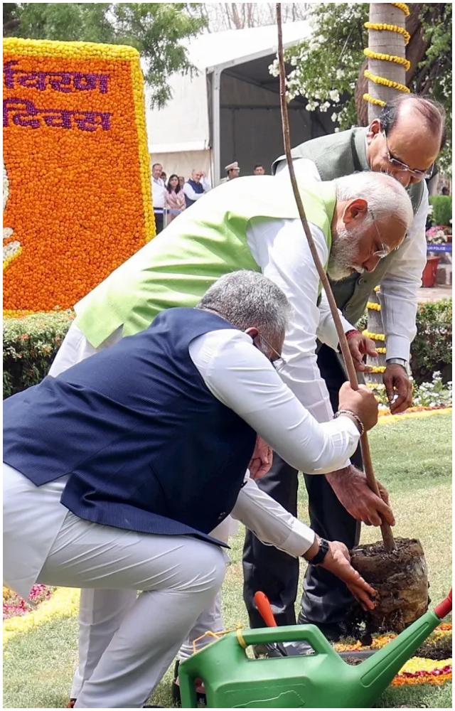 વડાપ્રધાન મોદીએ દિલ્હીના બુદ્ધ જયંતિ પાર્કમાં પીપળના વૃક્ષનું રોપણ પણ કર્યું હતું