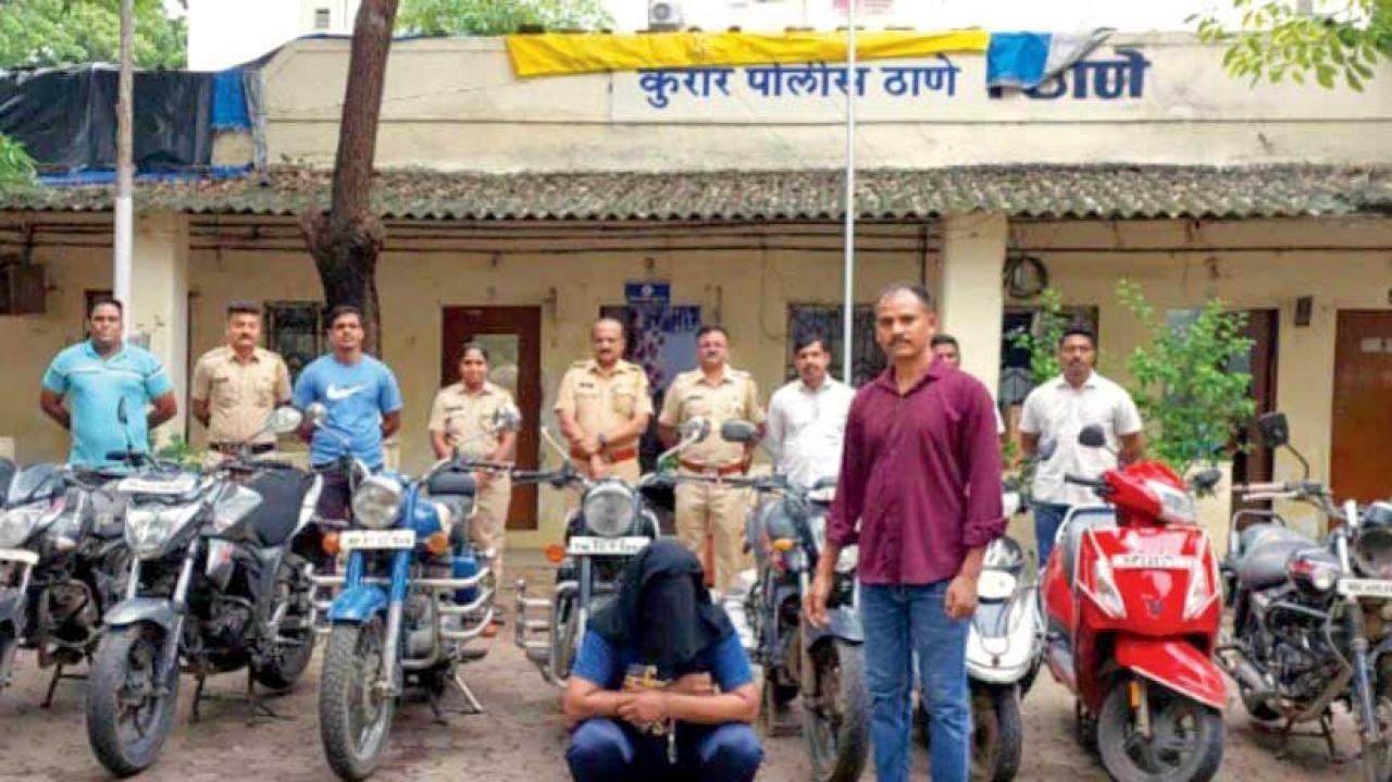 આરોપી ચોર સાથે કુરાર પોલીસની ટીમ.