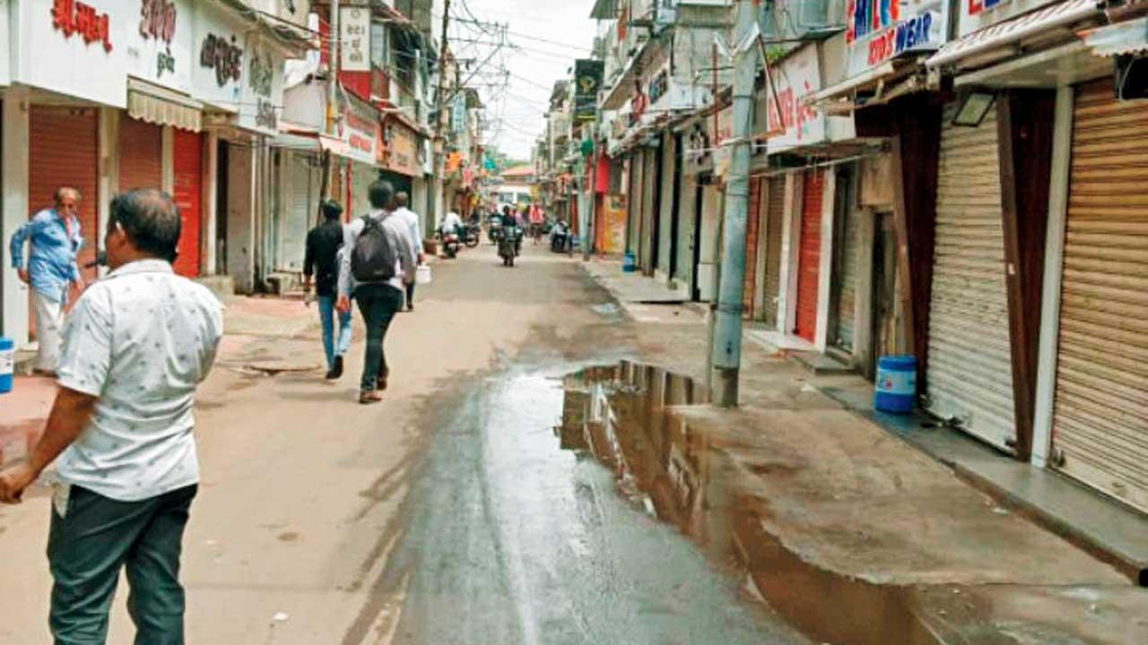 પીડિતોના ન્યાયની લડત માટે કૉન્ગ્રેસ દ્વારા અપાયેલા અડધા દિવસના  રાજકોટ બંધના એલાનમાં રાજકોટનાં વિવિધ બજારોએ સ્વયંભૂ બંધ પાળ્યો હતો. 