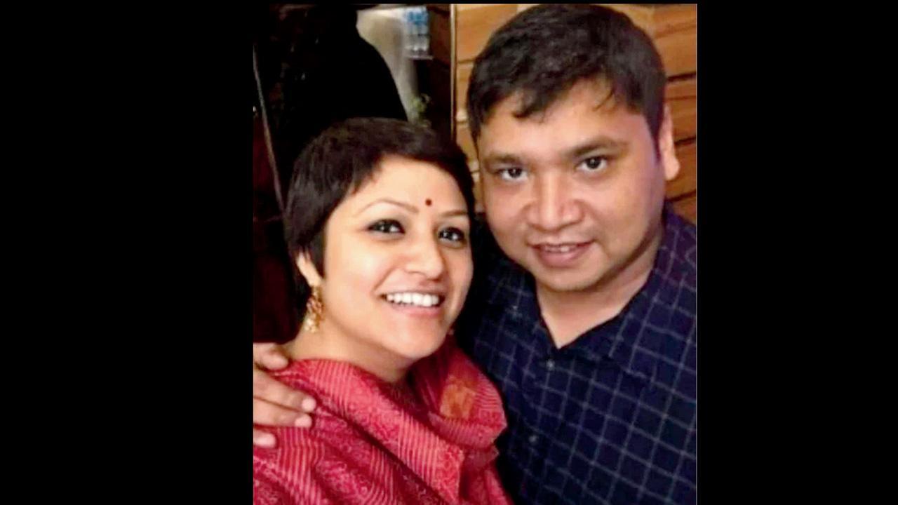 આસામના ગૃહસચિવ પત્ની સાથે