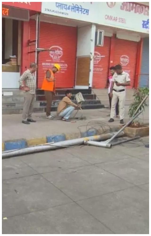 થાણેમાં માણસ પર પડ્યો થાંભલો