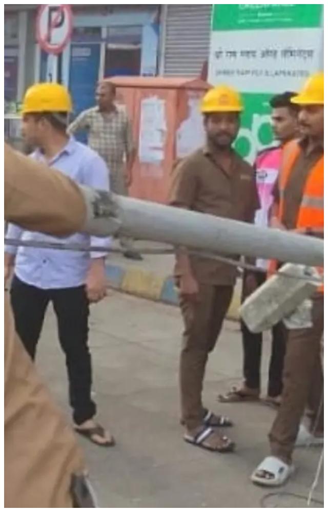 મહારાષ્ટ્રના થાણે શહેરમાં મંગળવારે સવારે સ્ટ્રીટ લાઇટનો થાંભલો તેના પર પડતાં 42 વર્ષીય વ્યક્તિ ઘાયલ થયા હોવાનું એક નાગરિક અધિકારીએ જણાવ્યું હતું