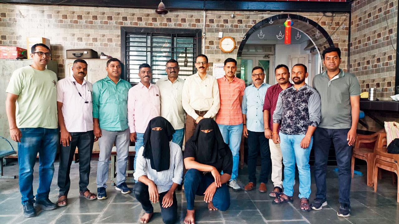 સસ્તામાં ફૉરેનની ટૂરની લાલચ આપીને છેતરનારા બે આરોપીઓ અને તેમને પકડી લેનાર ક્રાઇમ બ્રાન્ચ યુનિટ ૩ની ટીમ.