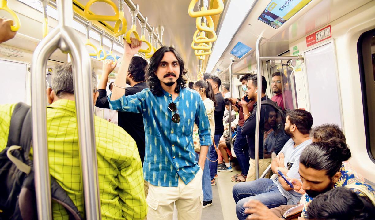 ઓશિવરાથી મલાડ જતી વખતે મેટ્રોમાં આદિત્ય ગઢવી.  નિમેશ દવે