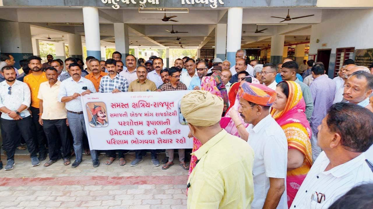 ગાંધીનગરમાં રાજપૂત સમાજે પરષોત્તમ રૂપાલા સામે વિરોધ-પ્રદર્શન કર્યું હતું.