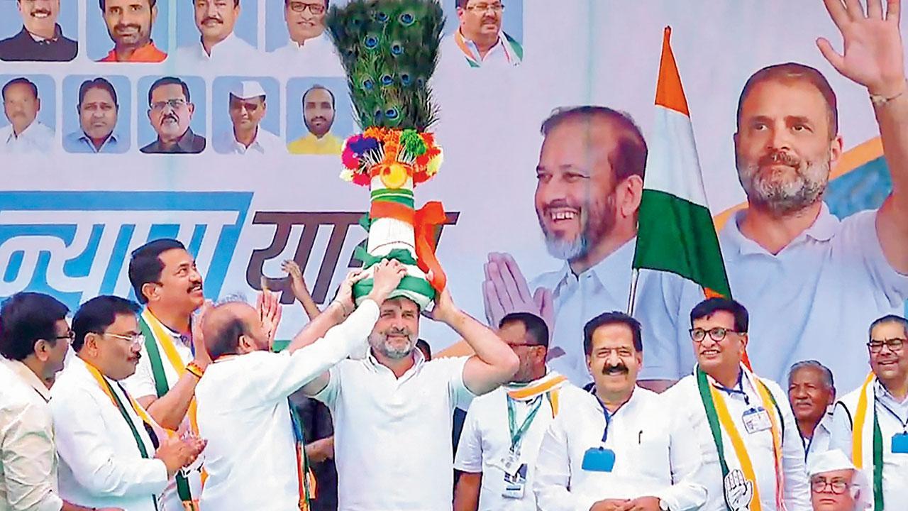 નંદુરબારમાં રૅલી દરમ્યાન યોજાયેલા આદિવાસી ન્યાય સંમેલનમાં રાહુલ ગાંધી