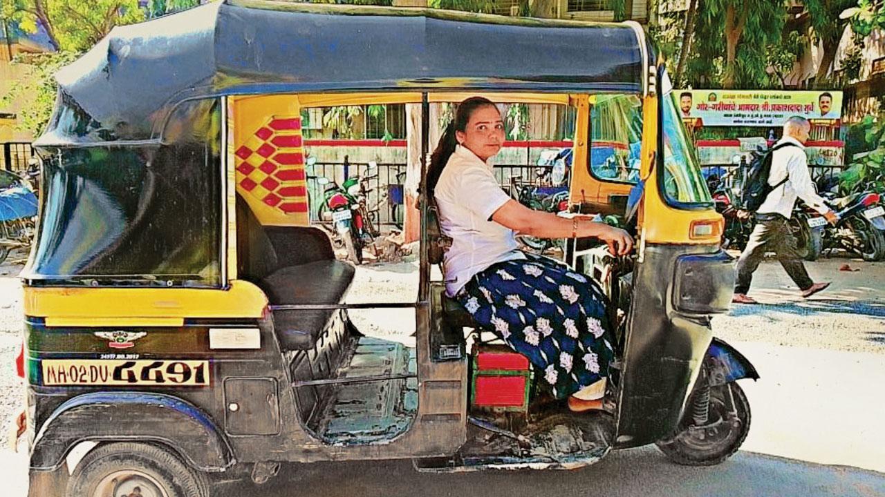 Reshma Ramdas Dalvi, The Lady Rikshaw driver And Her Inspiring Story ...