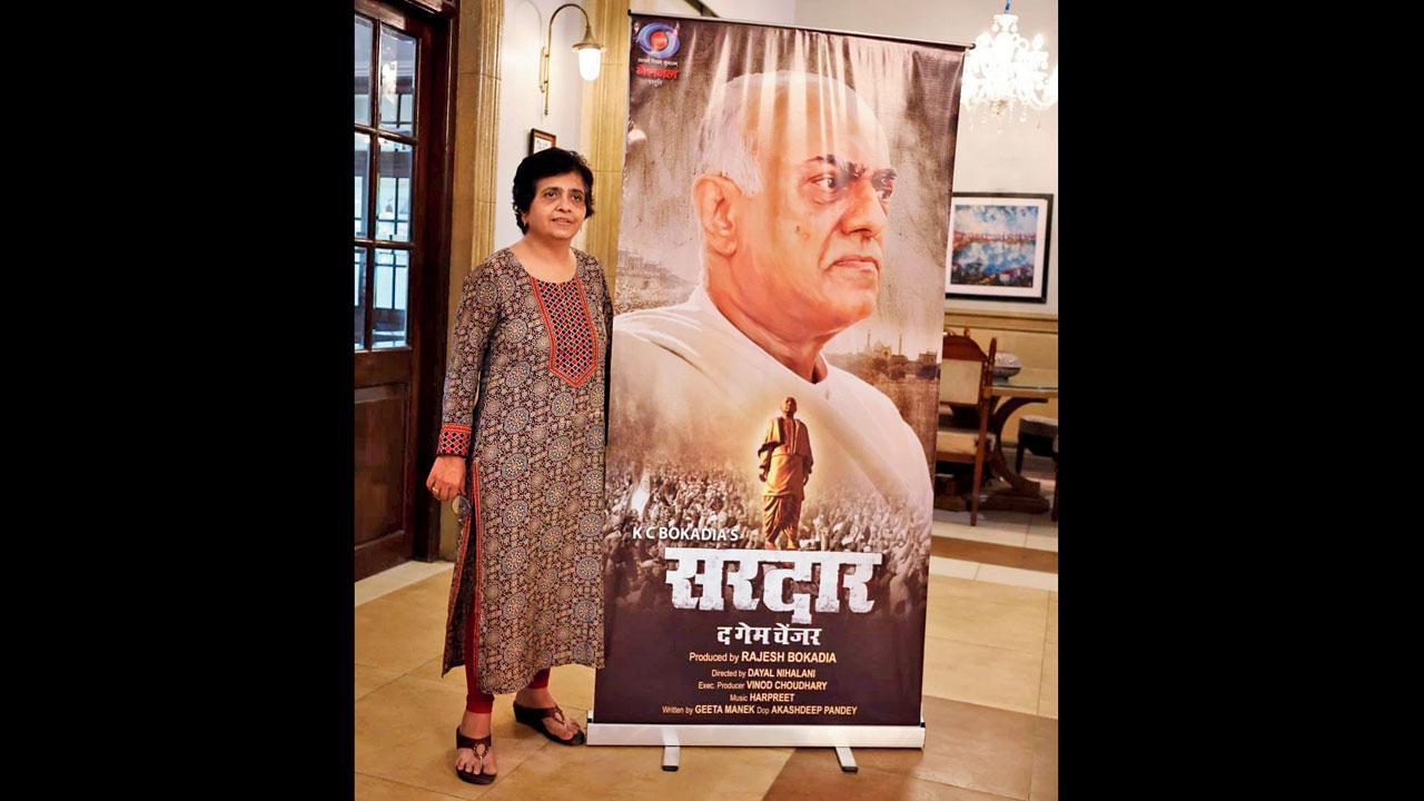 ‘મિડ-ડે’નાં પાનાંઓ પર જે ડૉક્યુ-નૉવેલ વાચકો વાંચી ચૂક્યા છે એ ‘સરદાર - ધ ગેમ ચેન્જર’નાં રાઇટર ગીતા માણેક ​સિરિયલના પોસ્ટર સાથે