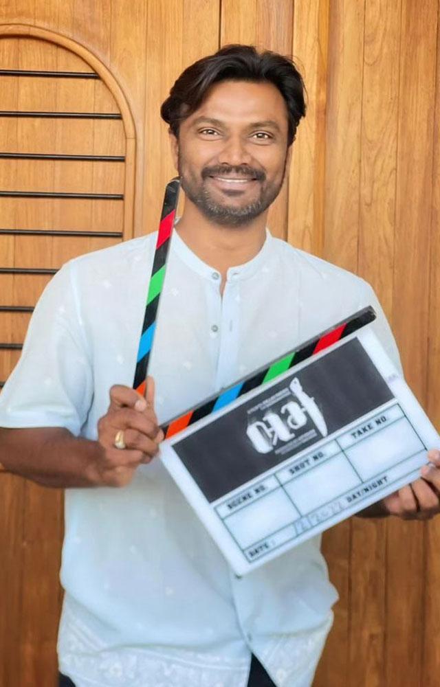 અભિનય બેન્કરે શૂટિંગના પ્રથમ દિવસની તસવીરો શૅર કરતા લખ્યું છે કે, ‘વિ આર ઑલ સેટ ટુ ક્રિએટ ભ્રમ!’