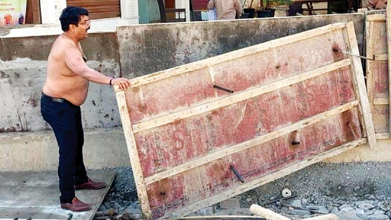 ચેના ગામના જંક્શન પાસે પોતાની હોટેલ પાસે શર્ટ અને બનિયાન કાઢીને વિરોધ કરી રહેલા બીજેપીના ભૂતપૂર્વ નગરસેવક અરવિંદ શેટ્ટી