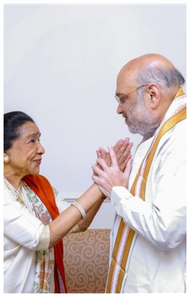 આશા ભોસલે અને અમિત શાહે એકાબીજા સાથે કેટલાક મુદ્દાઓ પર ચર્ચા પણ કરી હતી. 