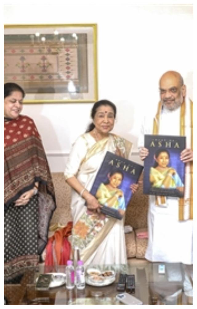કેન્દ્રીય મંત્રી અમિત શાહ દ્વારા ગાયિકા આશા ભોસલેની ફોટો બાયોગ્રાફી રિલીઝ કરવામાં આવી હતી.