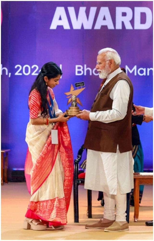 વડાપ્રધાન નરેન્દ્ર મોદીએ નેશનલ ક્રિએટર્સ એવૉર્ડ્સ 2024માં ગાયિકા મૈથિલી ઠાકુરને વર્ષનો સાંસ્કૃતિક રાજદૂતનો એવૉર્ડ અર્પણ કર્યો
