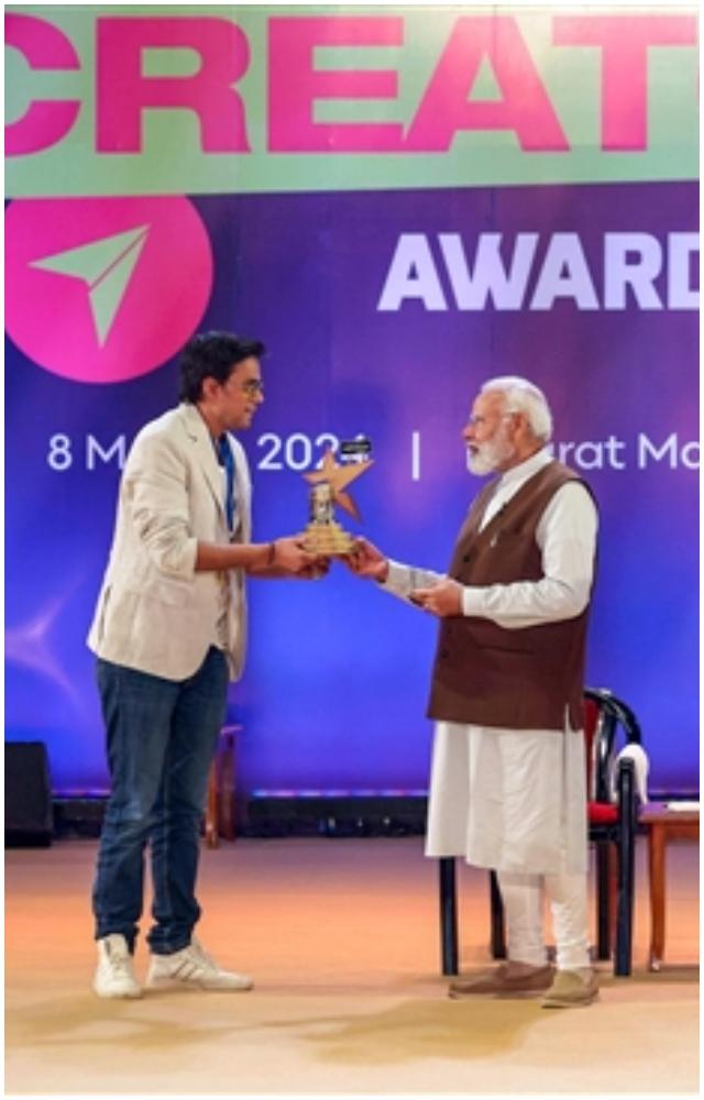 વડાપ્રધાન નરેન્દ્ર મોદીએ નેશનલ ક્રિએટર્સ એવૉર્ડ્સ 2024માં આરજે રૌનક (બૌઆ)ને મોસ્ટ ક્રિએટિવ ક્રિએટર-મેલ એવૉર્ડ અર્પણ કર્યો