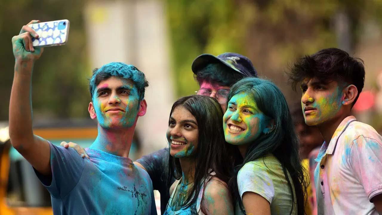 ધુળેટી રમતાં મિત્રોની પ્રતીકાત્મક તસ્વીર