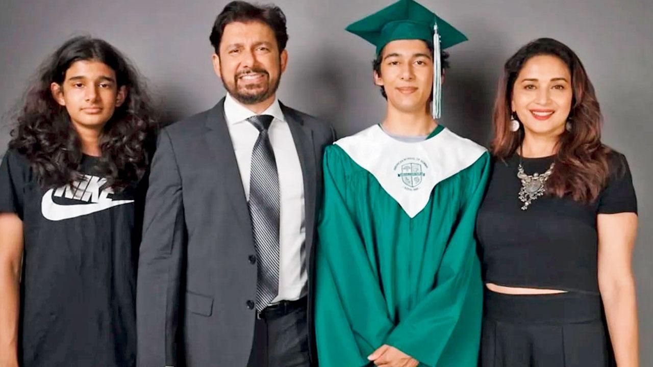 માધુરી દીક્ષિત પરિવાર સાથે