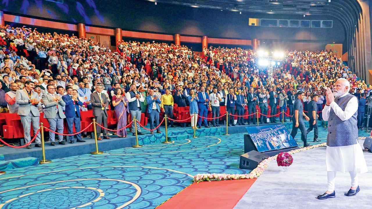 ગઈ કાલે દિલ્હીના ભારત મંડપમમાં ઉપસ્થિત લોકોનું અભિવાદન કરતા નરેન્દ્ર મોદી.