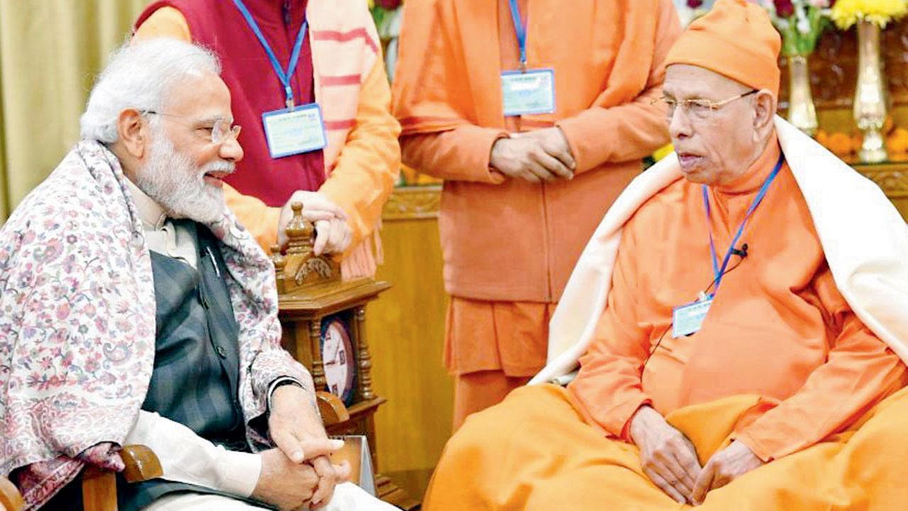 વડા પ્રધાન નરેન્દ્ર મોદી ૨૦૨૦માં સ્વામી સ્મરણાનંદ મહારાજને મળ્યા હતા ત્યારની તસવીર.