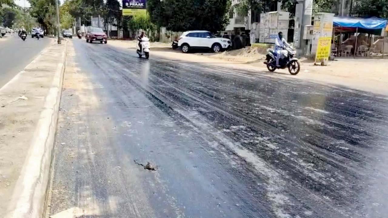 વડોદરામાં ગરમીને કારણે પીગળી ગયેલો રોડ.