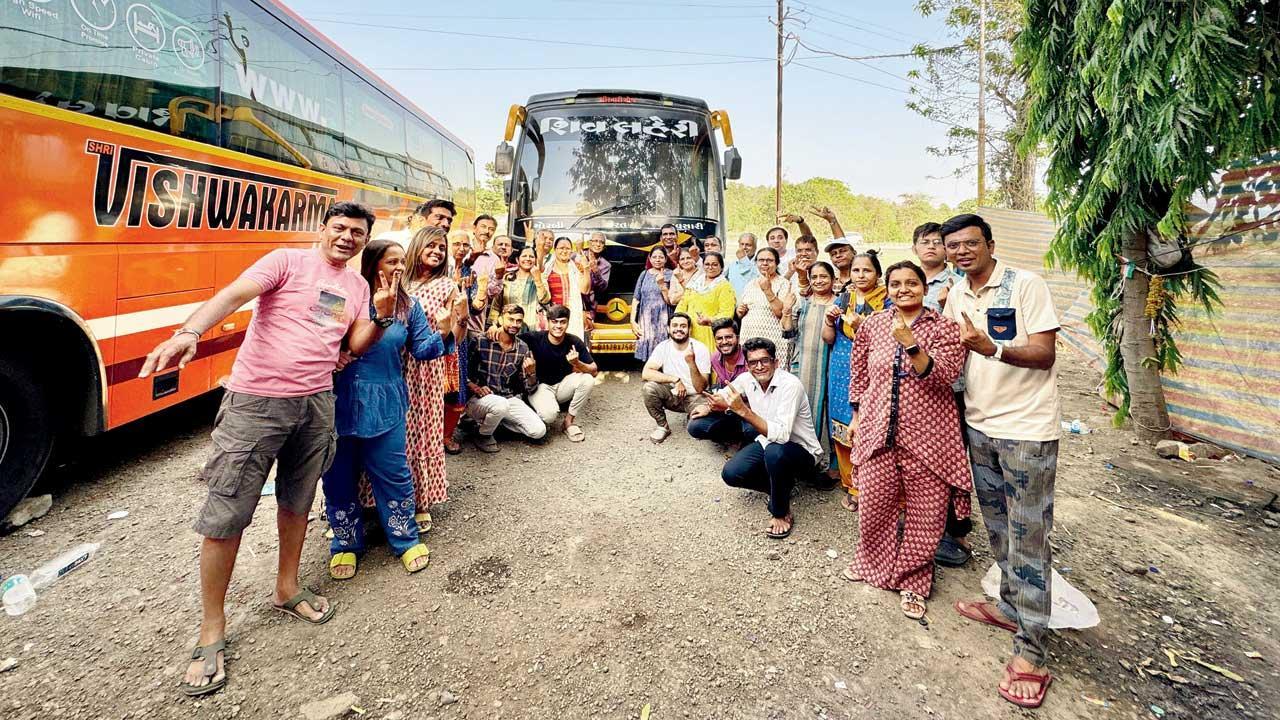 ૬૦ લોકો કચ્છથી મુંબઈ મતદાન કરવા આવ્યા હતા અને પાછા બસ દ્વારા કચ્છ જતા રહ્યા હતા.