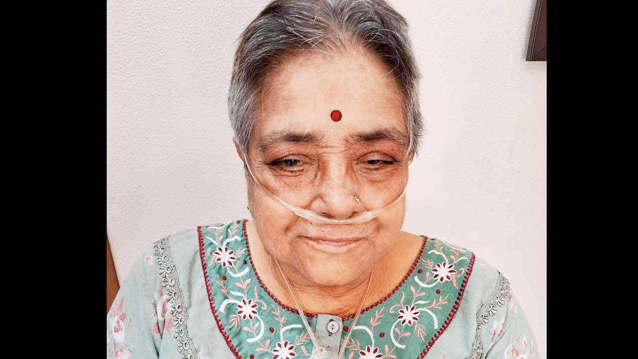 ઑક્સિજન સાથે મતદાન કરીને બહાર આવેલાં મીના શાહ.