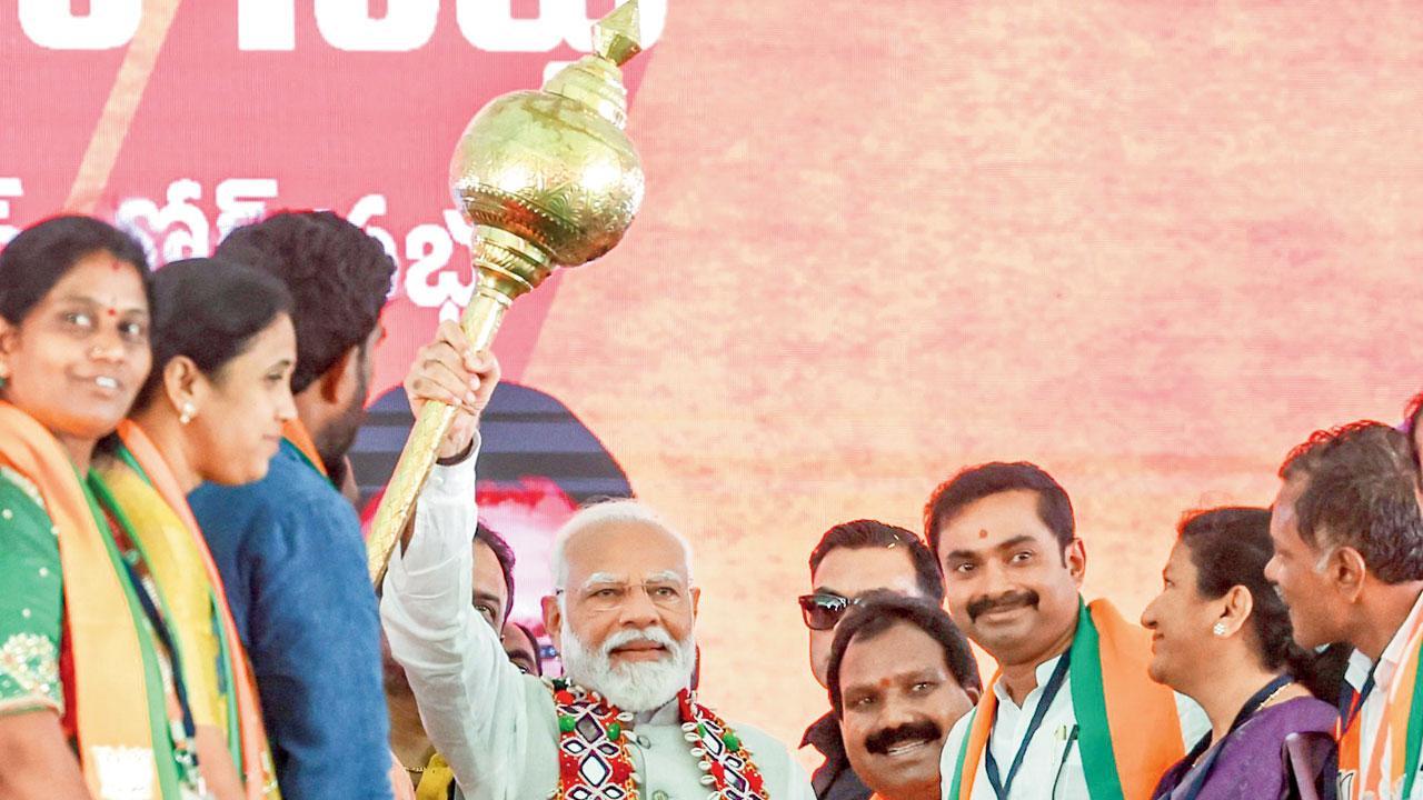 ગઈ કાલે તેલંગણના વારંગલમાં આયોજિત પ્રચારસભામાં વડા પ્રધાન નરેન્દ્ર મોદી