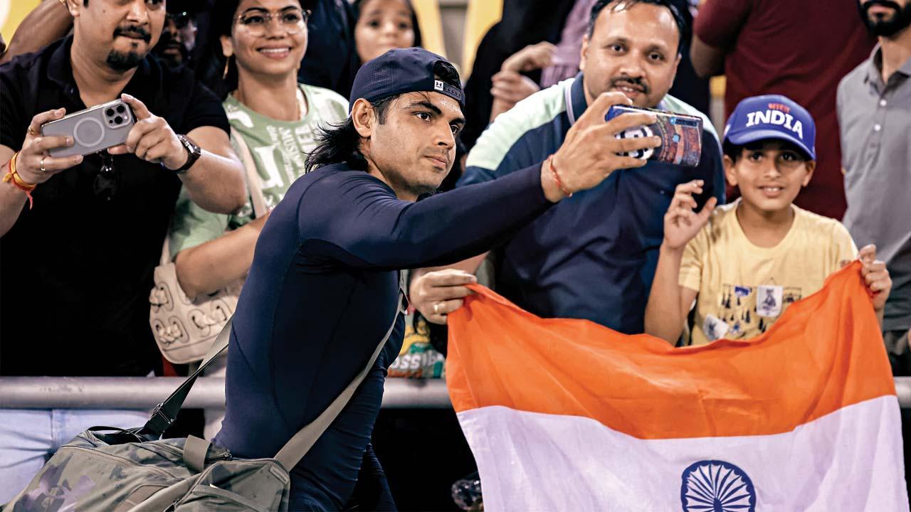 કતારની રાજધાની દોહામાં ડાયમન્ડ લીગ સ્પર્ધા દરમ્યાન પુરુષોની ભાલાફેંકની ફાઇનલ પછી સમર્થકો સાથે ભારતના નીરજ ચોપડાએ સેલ્ફી માટે પોઝ આપ્યો હતો.