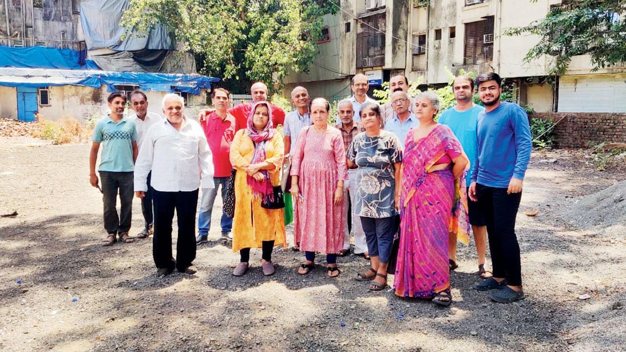 શાહ નિવાસ બિલ્ડિંગના ભાડૂતોએ ગઈ કાલે ધરણાં કર્યાં હતા