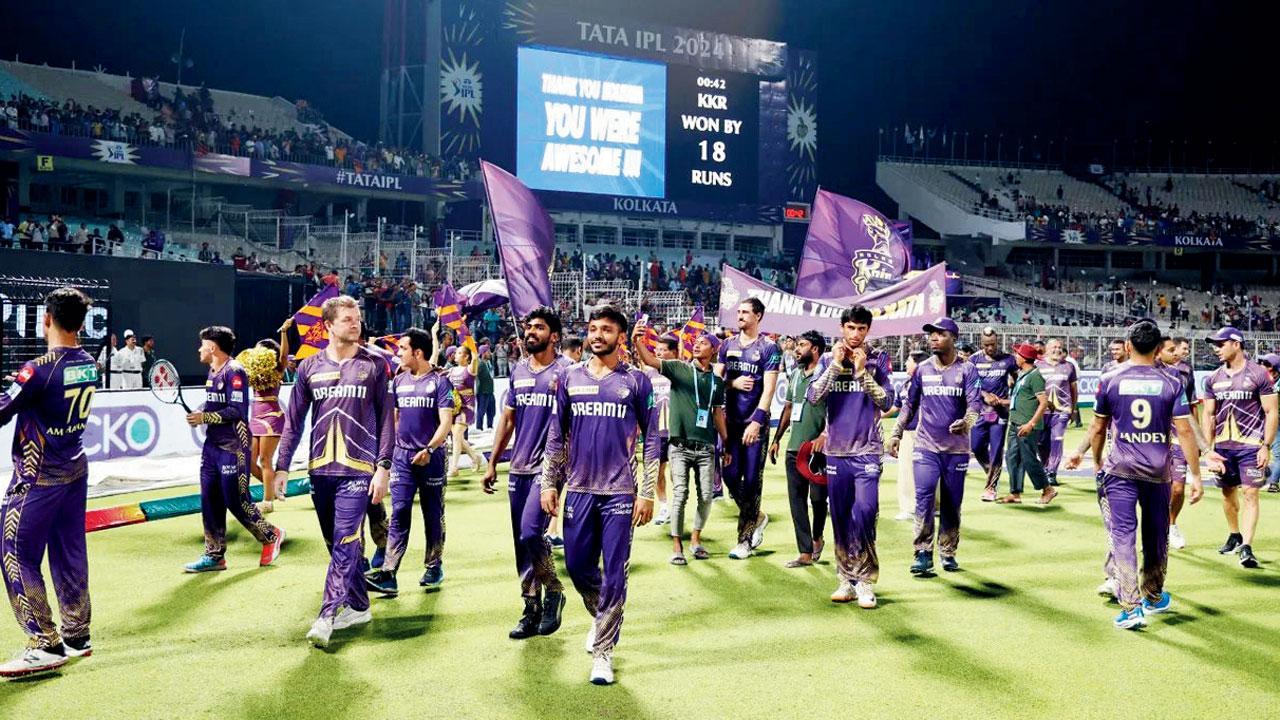 સીઝનની છેલ્લી હોમમૅચ બાદ ફૅન્સનો આભાર વ્યક્ત કરતી કોલકાતા નાઇટ રાઇડર્સની ટીમ.