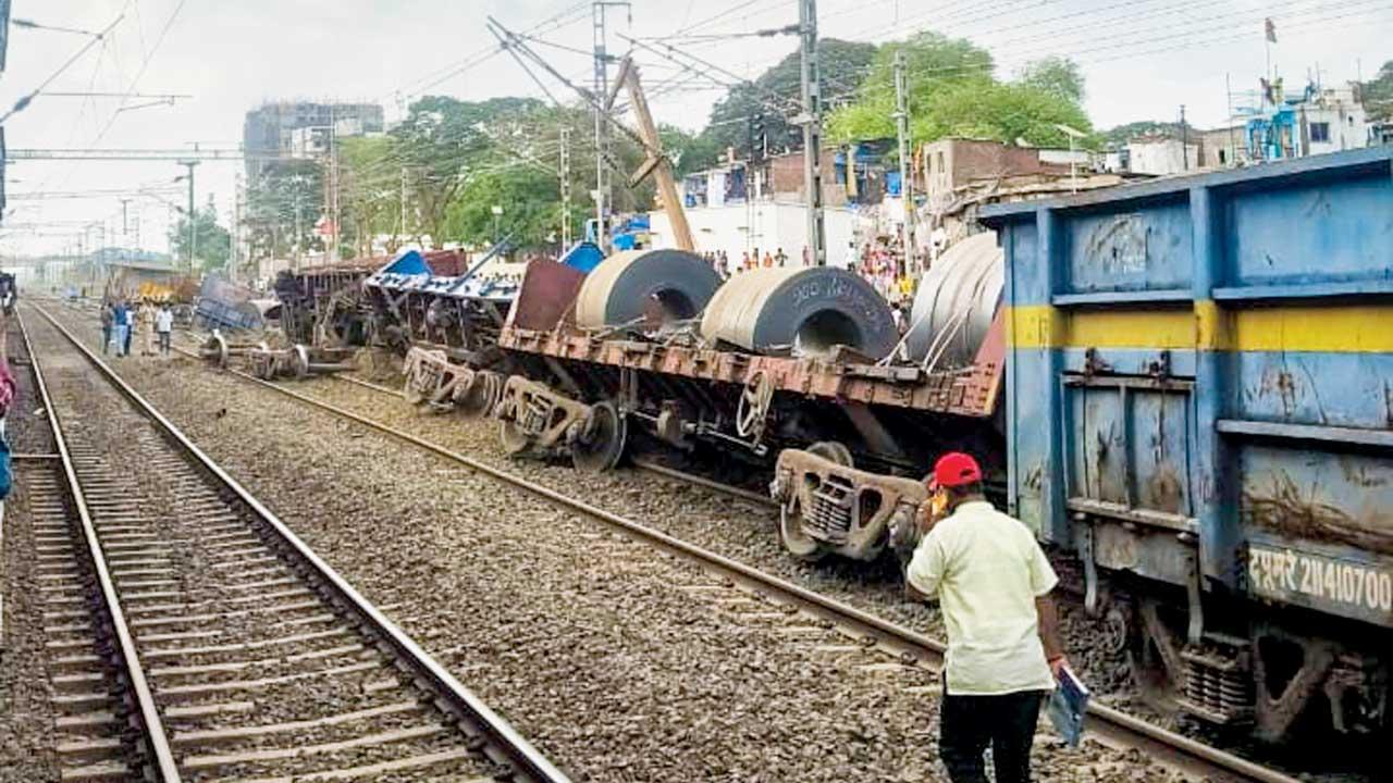 માલગાડીના પાંચ ડબ્બા ખડી પડ્યા