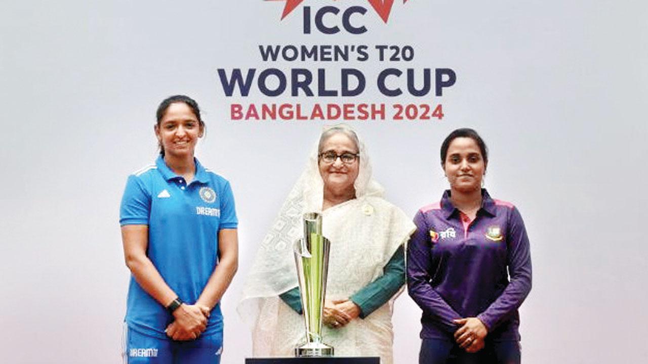 વિમેન્સ T20 વર્લ્ડ કપ ટ્રોફી સાથે વડાં પ્રધાન શેખ હસીના, ભારતીય કૅપ્ટન હરમનપ્રીત કૌર અને બંગલાદેશની કૅપ્ટન નિગાર સુલતાના.