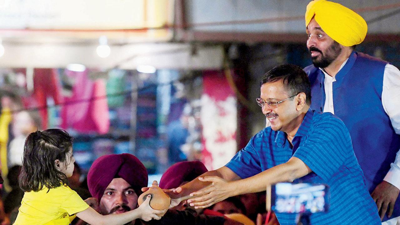 દિલ્હીમાં રોડશો દરમ્યાન એક બાળકીએ અરવિંદ કેજરીવાલને પોતાની પિગી બૅન્ક આપી દીધી હતી