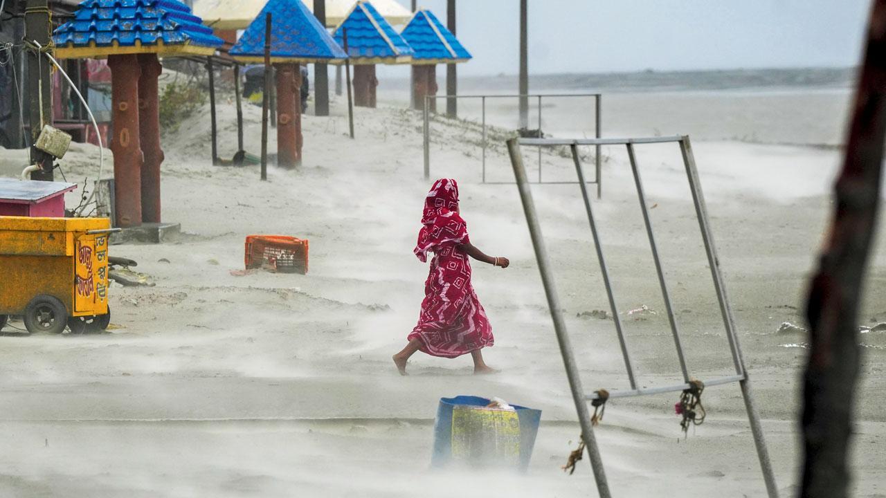 કલકત્તા, જયનગર, મેદિનીપુર અને ઉત્તર તથા દક્ષિણ ૨૪ પરગણા જિલ્લામાં ભારે વરસાદ થયો હતો