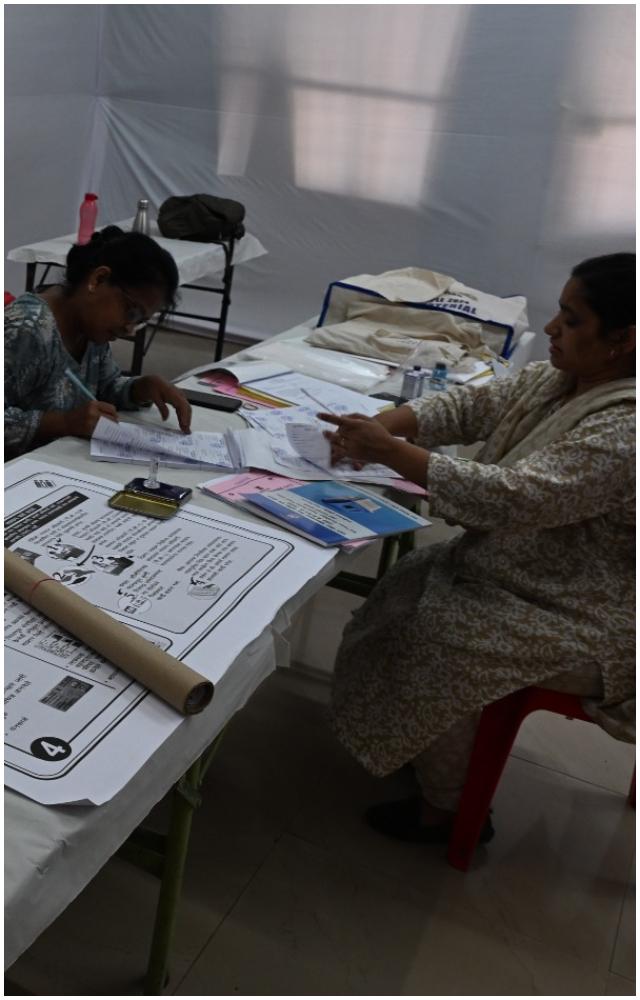 દરમિયાન વુલન મિલ BMC ICSE સ્કૂલ માહિમ, માટુંગા(w) ખાતે ચૂંટણી સ્ટાફે મતદાન મથક બનાવ્યું હતું