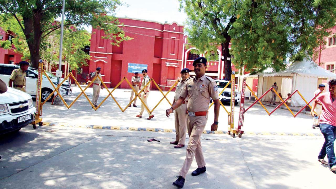 અમદાવાદમાં આવેલી ગુજરાત કૉલેજમાં ઊભા કરાયેલા સ્ટ્રૉન્ગરૂમમાં  ઇલેક્ટ્રૉનિક વોટિંગ મશીન (EVM) મૂકવામાં આવ્યાં છે અને કૉલેજની આસપાસ પોલીસનો ચુસ્ત બંદોબસ્ત ગોઠવી દેવામાં આવ્યો છે. (તસવીર : જનક પટેલ)